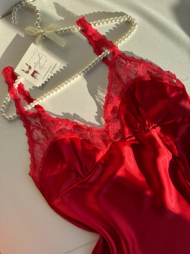 Saten Yırtmaçlı Kırmızı Gecelik