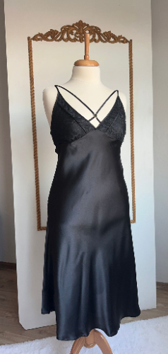 Yırtmaçlı Uzun Siyah Saten Gecelik