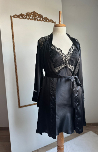 Siyah Dantel Detaylı Sabahlık